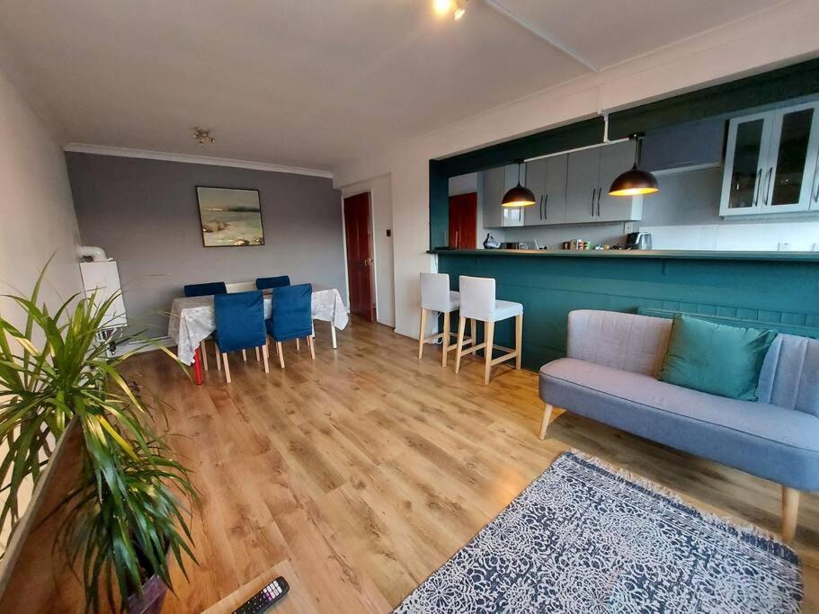 2 Bed Flat, Bounds Green, Piccadilly Line, London N11 المظهر الخارجي الصورة